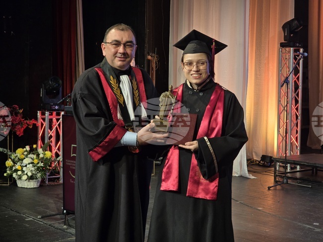 На тържествена церемония връчиха дипломите на младите лекари в Плевен