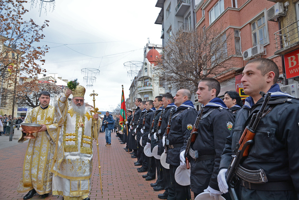 Варна отбеляза Никулден с празничен молебен и рибен курбан за здраве 