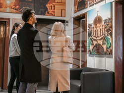 Снимка: Столична община - Стотици разгледаха изложбата Етюдите на София в сградата на Столичната община