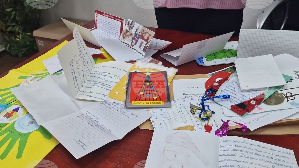Ученици от Българското училище „Алви Фест“ в Украйна написаха писма до Дядо Коледа и рисуваха неговото зимно царство
