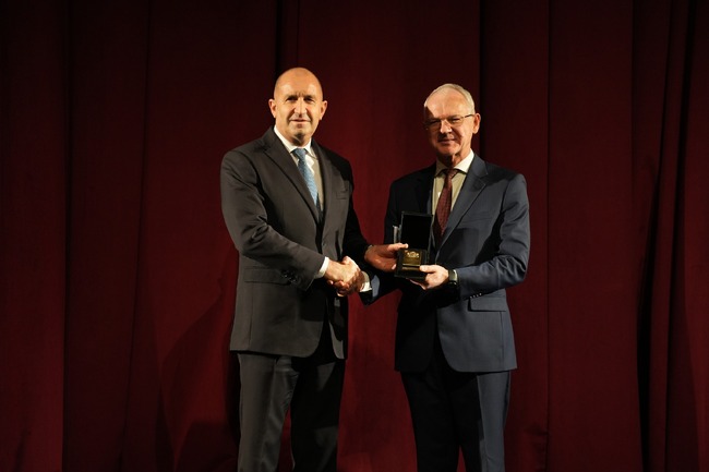 АИКБ беше отличена с почетен знак на Президента на Република България г-н Румен Радев за принос за устойчивото икономическо развитие на страната 