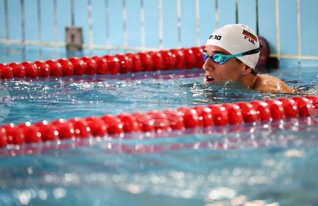 Максим Манолов отпадна в сериите на 200 метра бруст на Световното първенство по плуване 