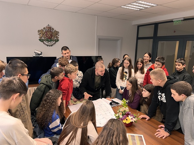 Община Каварна: Ученици от ОУ „Йордан Йовков“ посетиха общинска администрация