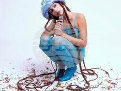 Дарина Маркова пее за приятелството и куража на човек да следва мечтите си в „Допамин“. Снимка: екип