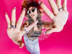 Дарина Маркова пее за приятелството и куража на човек да следва мечтите си в „Допамин“. Снимка: екип