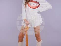 Дарина Маркова пее за приятелството и куража на човек да следва мечтите си в „Допамин“. Снимка: екип