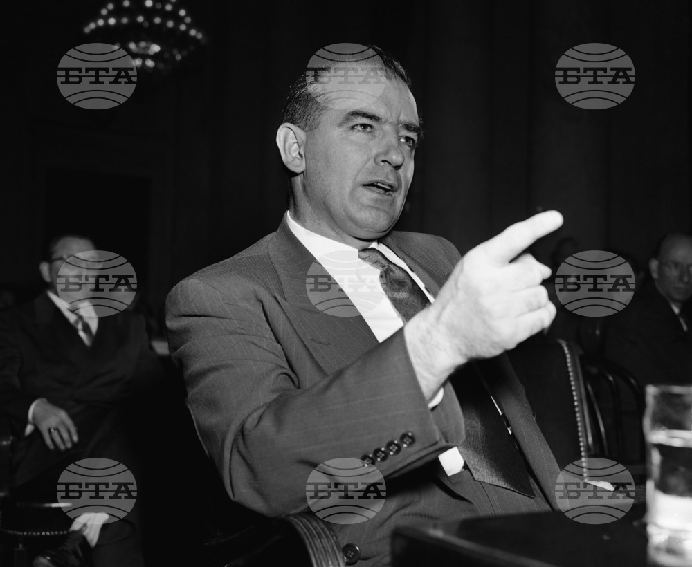 На 9 декември 1953 г. американската компания „Дженерал Електрик“ уволнява всички свои работници с комунистически възгледи