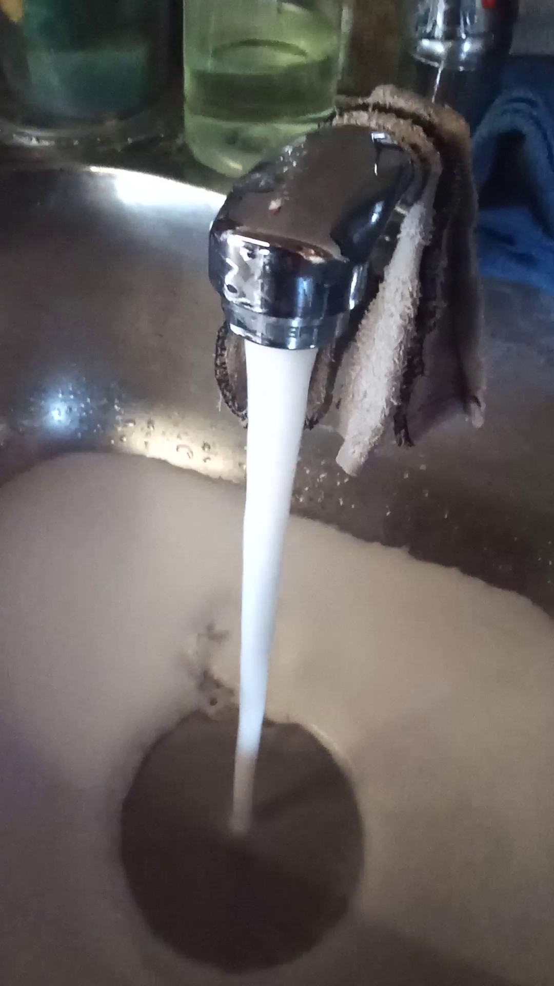 ВиК - Смолян проверява сигнал за пяна, изтичащата от чешми в родопското село Елховец