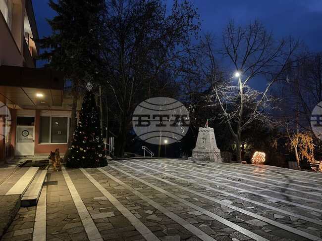 Днес грейват светлините на коледната елха в Мъглиж