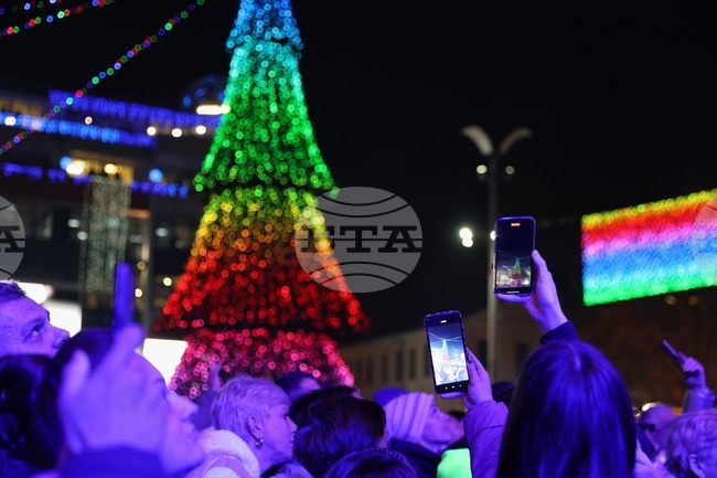 Включването на светлините на коледната елха беше кулминацията в тържествата за празника на Бургас на Никулден