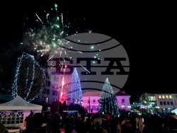 Трън - коледна елха - запалване на светлините