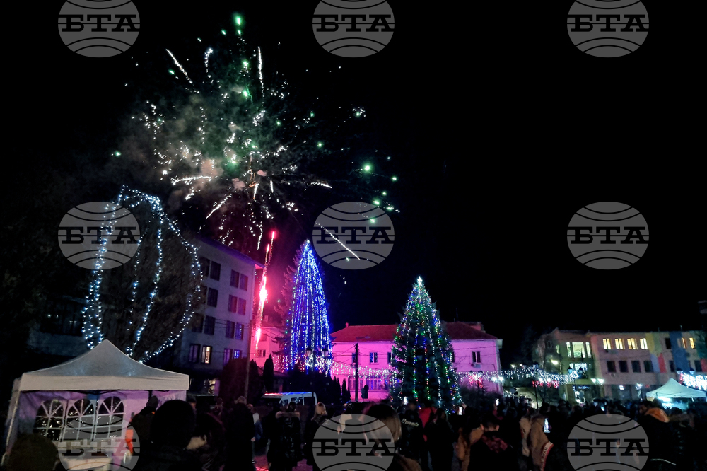 Трън - коледна елха - запалване на светлините
