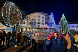 Трън - коледна елха - запалване на светлините