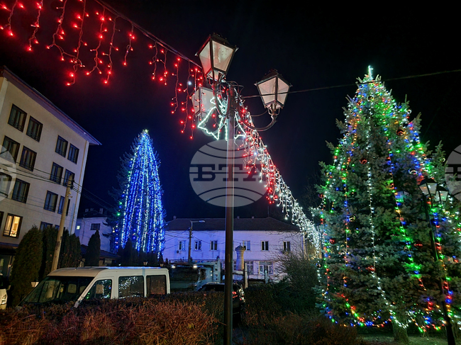 Трън - коледна елха - запалване на светлините