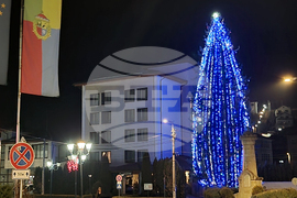 Трън - коледна елха - запалване на светлините