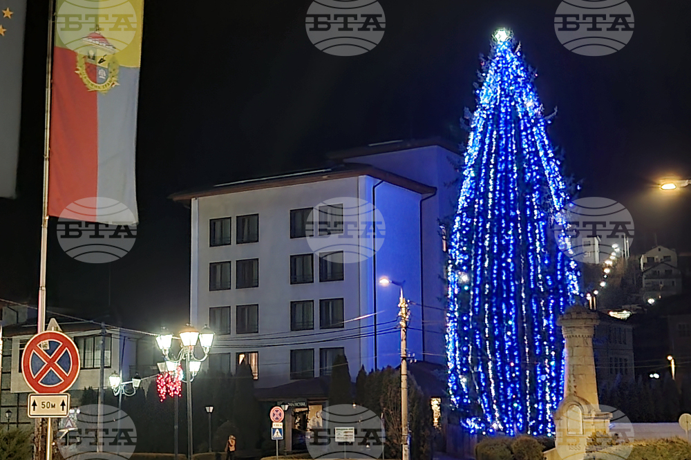 Трън - коледна елха - запалване на светлините