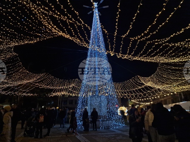 Над милион коледни лампички светнаха в централната част на Елин Пелин