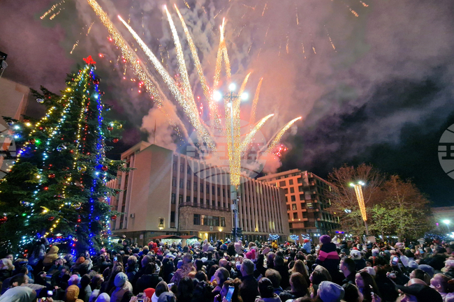 С магическо шоу бяха запалени светлините на коледното дърво в Хасково