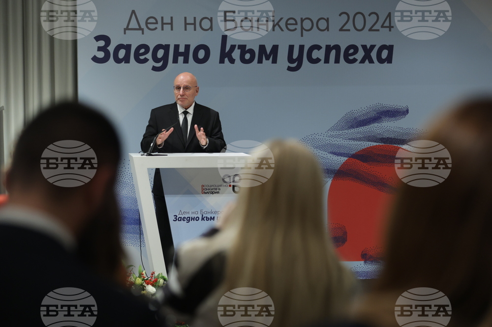 Предложението за облагане на свръхпечалбите на банките крие сериозни рискове за икономиката, каза управителят на БНБ Димитър Радев 