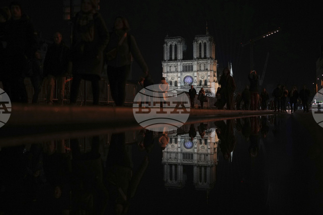Франция се готви за тържествено откриване на парижката катедрала Нотр Дам, но настроението е помрачено от вътрешната политическа криза