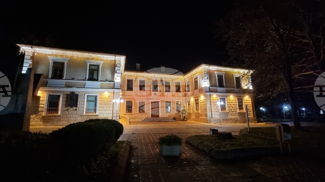 Сградата на Община Добричка грейна днес с празнична украса