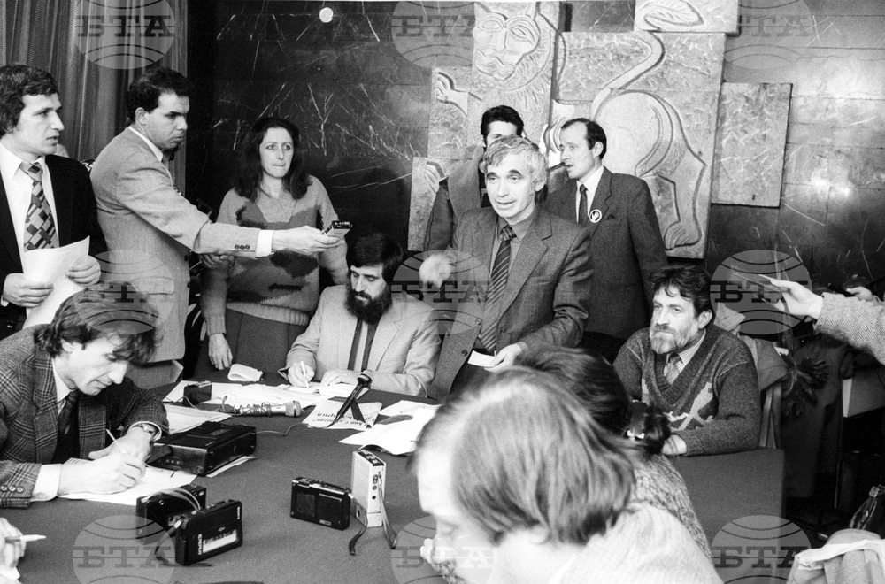 Учредяване на Съюза на демократичните сили (СДС)