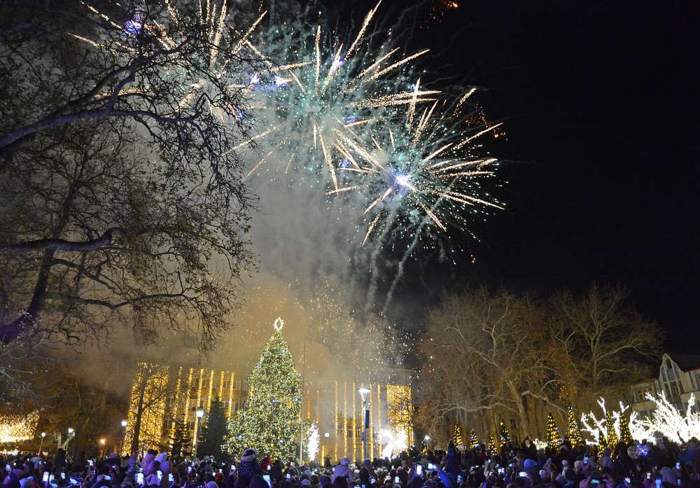 Навръх Никулден грейнаха светлините на коледната елха във Варна
