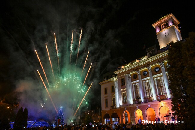 Грейнаха светлините на елхата на площад „Цар Освободител“ в Сливен