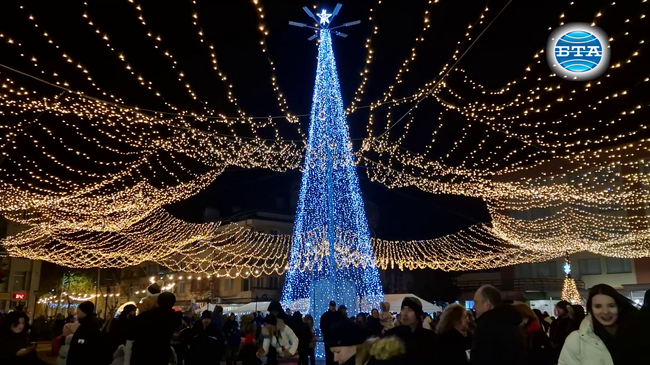 Над милион коледни лампички светнаха в централната част на Елин Пелин