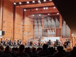 Патрик Галоа едновременно беше солист и диригент. На сцената му партнира Явор Желев, водач на флейтите в Симфоничния оркестър на БНР.