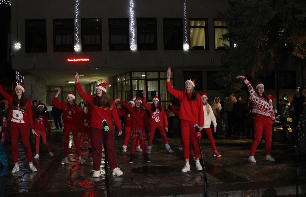 Банско блесна с коледни светлини