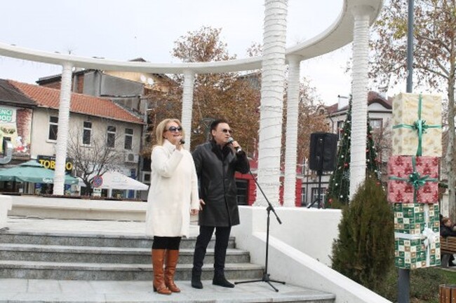 Коледният базар на Свиленград започна с концерт на Райко Кирилов и Йорданка Варджийска