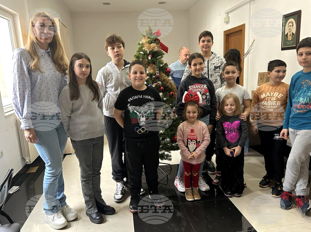 За първи път деца от българското неделно училище в Белград "Любен Каравелов" украсиха коледна елха 