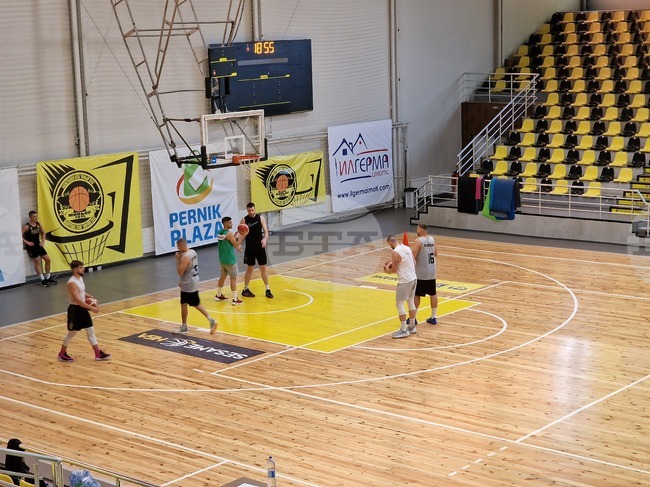 Баскетболният Миньор 2015 получи дарение от пернишка верига магазини за продажба на електроуреди, съобщиха от клуба