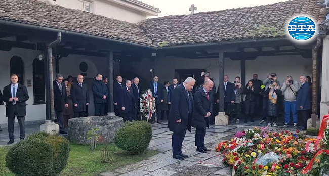 Българската делегация, водена от вицепремиера и министър на вътрешните работи Иван Демерджиев, поднесе цветя на гроба на Гоце Делчев в Скопие