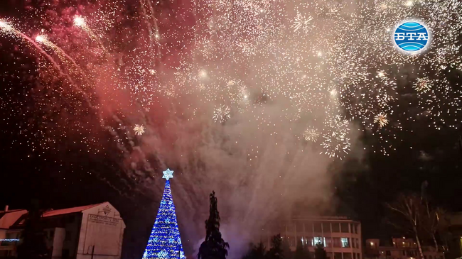 Самоков е домакин на двудневен коледен фестивал, тази вечер бяха запалени и светлините на елхата