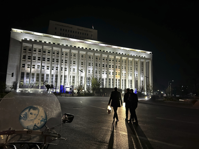Сирийската централна банка обяви, че депозитите са сигурни и нареди на търговските банки да подновят дейността си утре