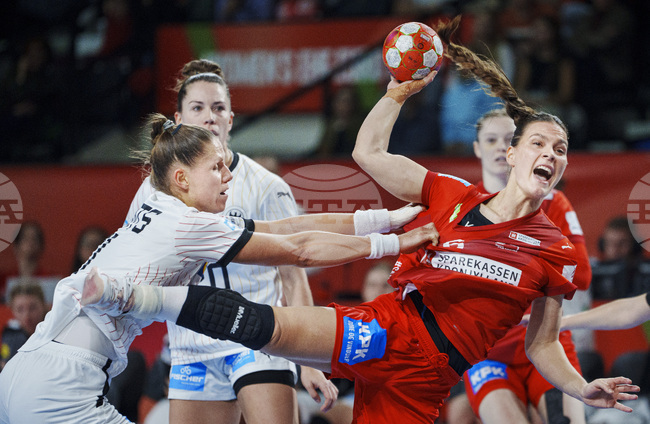Действащият шампион Норвегия продължава със стопроцентов актив след победа над Нидерландия на Европейското първенство по хандбал за жени