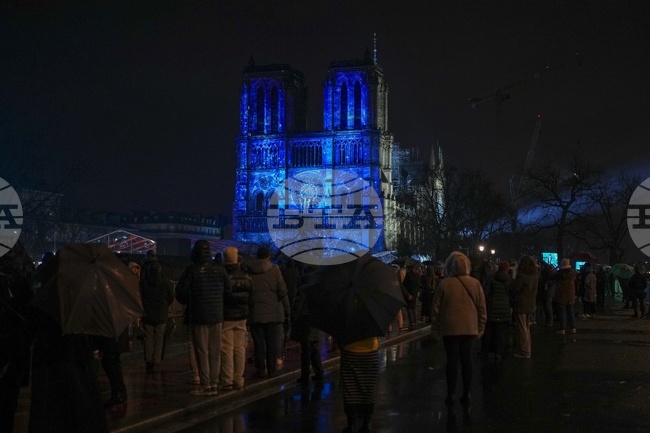 Тържеството за откриването на възстановената катедрала "Нотр Дам" приключи снощи със запис на двучасов концерт с участието на френски и международни звезди