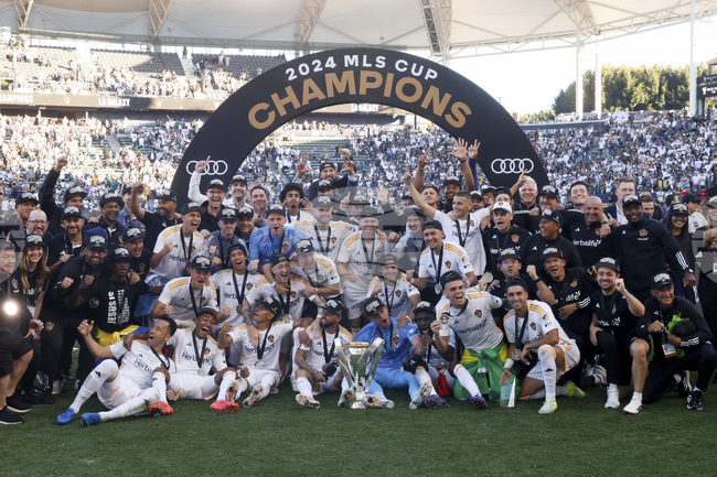 Роденият в САЩ български защитник Крис Риндов подписа професионален договор с Лос Анджелис Галакси