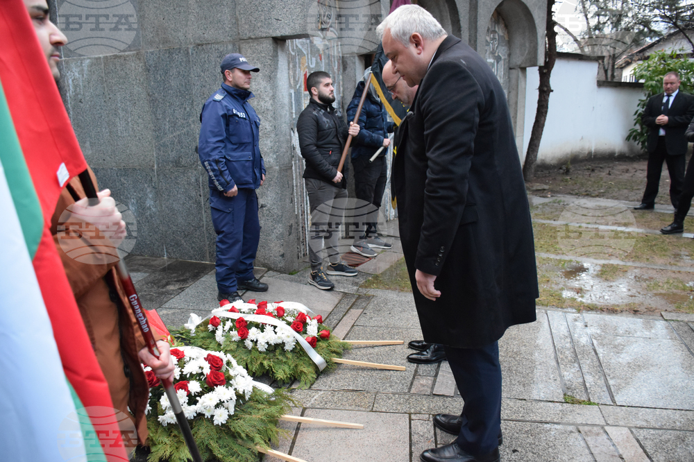 Вицепремиерът Иван Демерджиев и официални лица положиха венци на Мемориала на Делчевия род в Благоевград