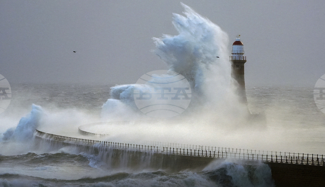 Бурята "Ейми" връхлита Великобритания с ветрове до 150 километра в час