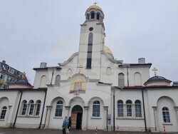 Шумен - неделна служба - църква „Свети Три Светители“