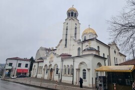 Шумен - неделна служба - църква „Свети Три Светители“