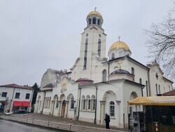 Шумен - неделна служба - църква „Свети Три Светители“