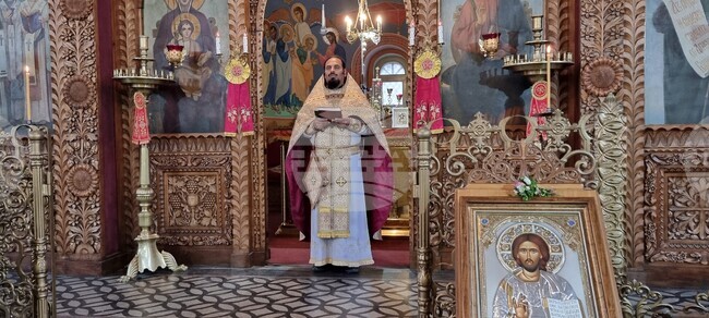 Шумен - неделна служба - църква „Свети Три Светители“