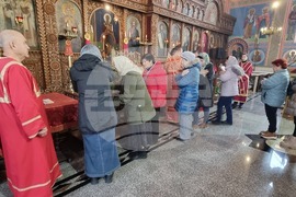 Шумен - неделна служба - църква „Свети Три Светители“