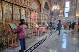 Шумен - неделна служба - църква „Свети Три Светители“