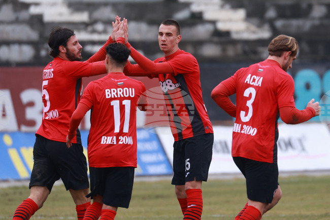 Локомотив София надигра убедително ЦСКА 1948 като гост във футболната Първа лига