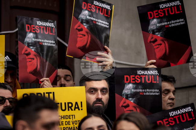 Инициативата за отстраняване от длъжност на президента на Румъния Клаус Йоханис е "политическа игра", смята председателят на Сената